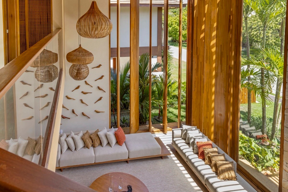 Living da Casa Pássaros com sistemas integrados