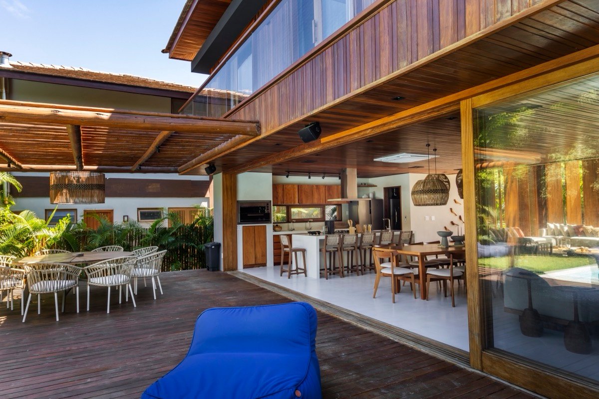 Área gourmet integrada ao deck e ao paisagismo