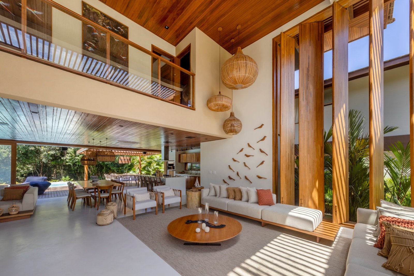 Living aberto e ventilado da Casa Pássaros