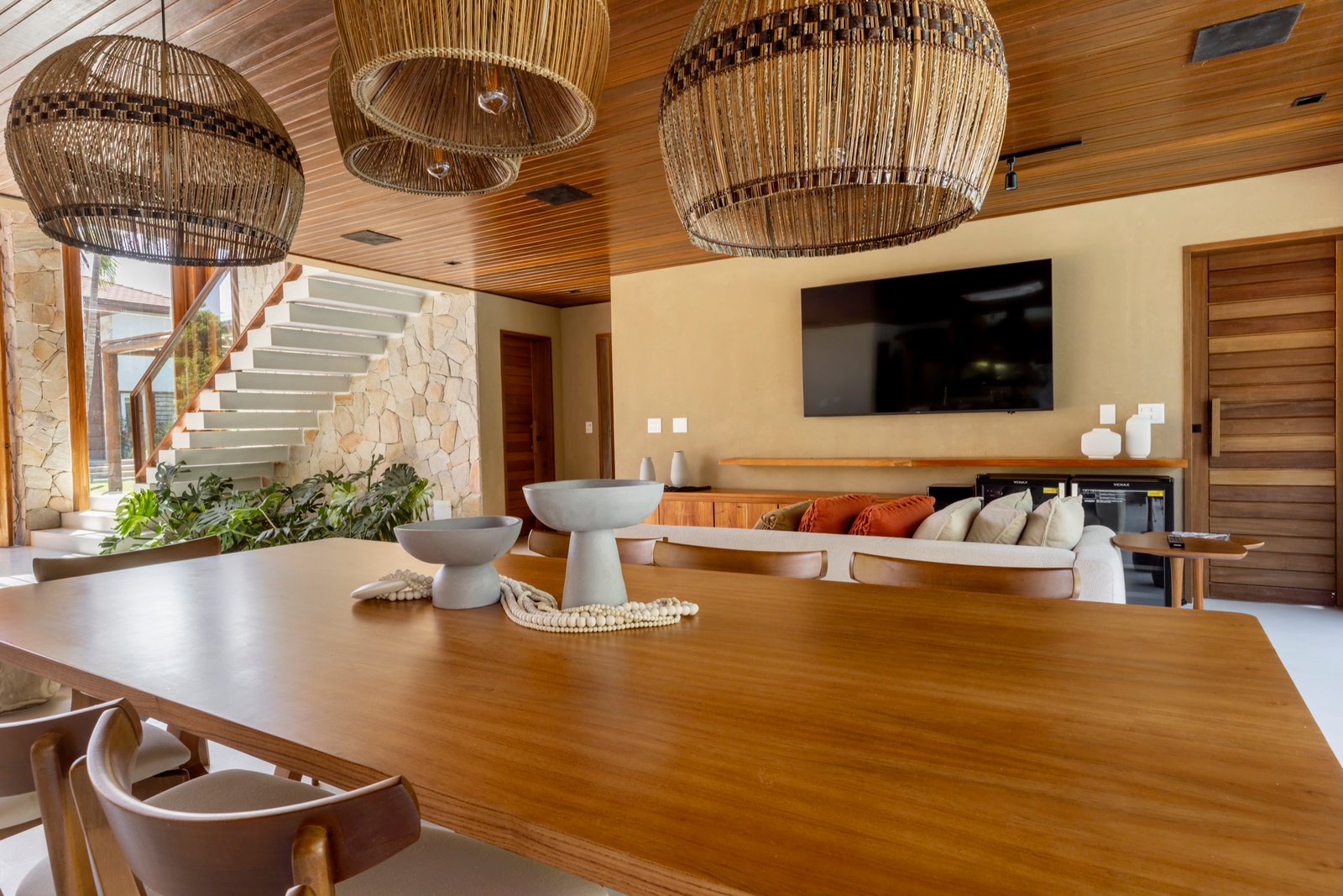 Sala de jantar, estar e escada