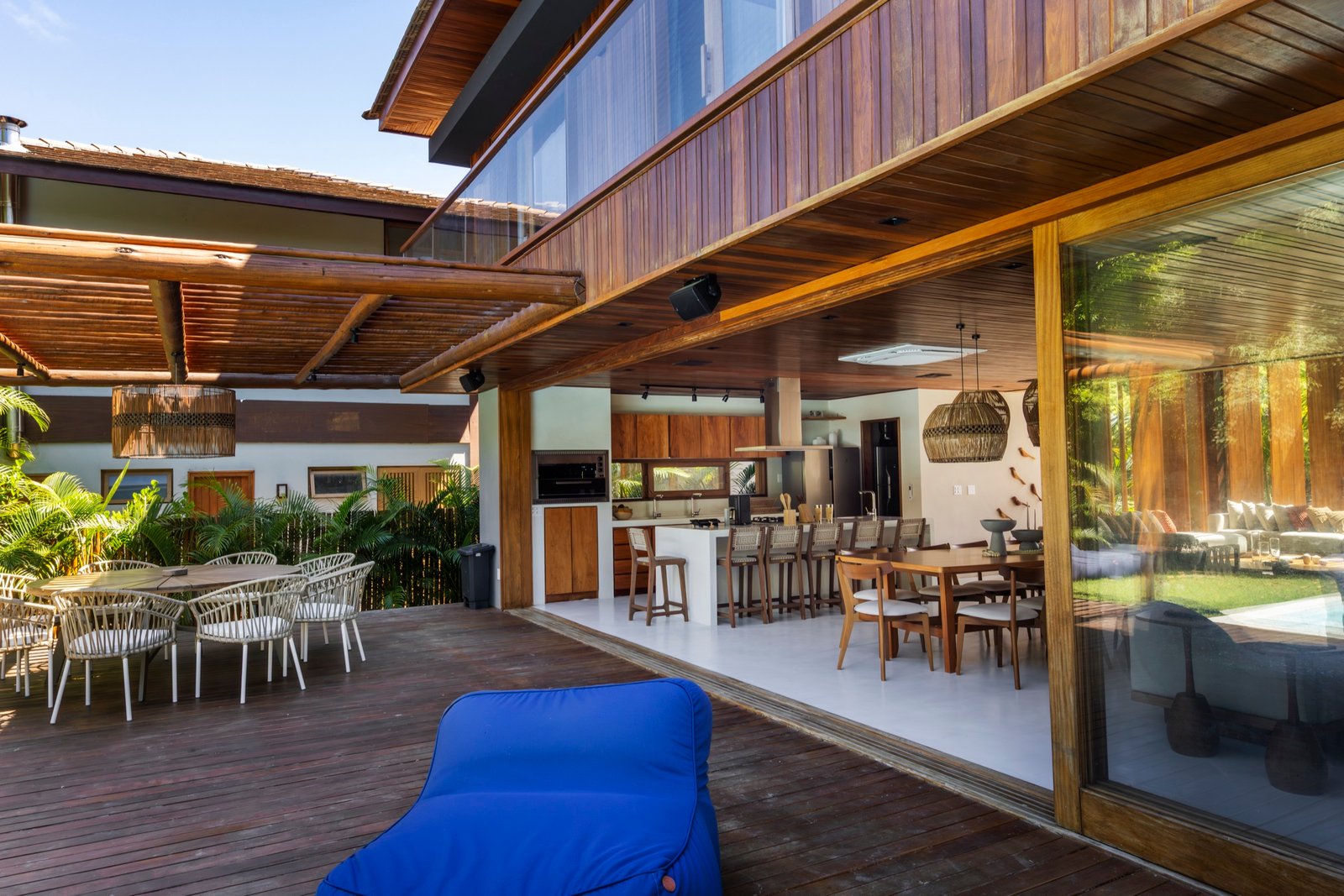 Área gourmet integrada ao deck e ao paisagismo